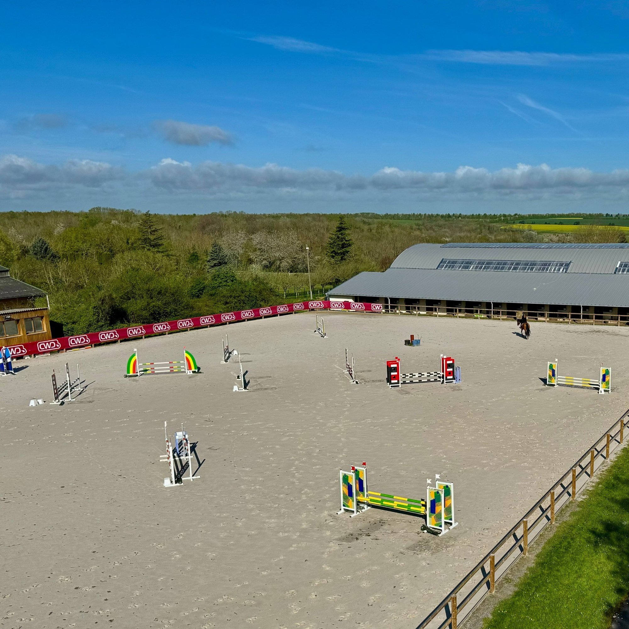 Outdoor show jumping arena and facilities at Haras de Genainville