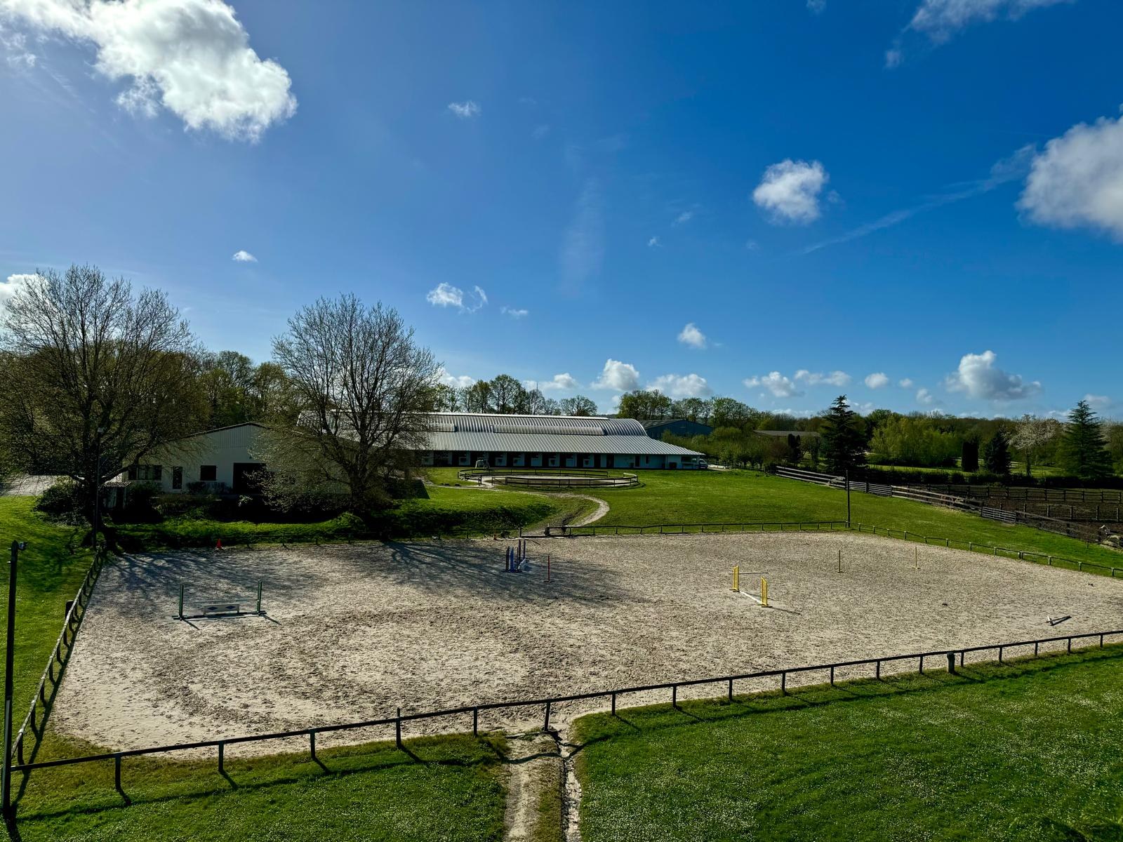 Grounds and outdoor arenas at Haras de Genainville